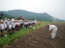 南中山小3年生の子供たちが大豆の種まきをしました_e0061225_13414247.jpg