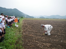 南中山小3年生の子供たちが大豆の種まきをしました_e0061225_13415676.jpg