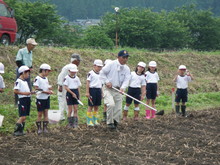南中山小3年生の子供たちが大豆の種まきをしました_e0061225_13431919.jpg