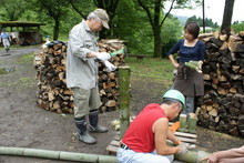 本格派・炭焼き体験・窯入れ(その1)_e0061225_124614100.jpg