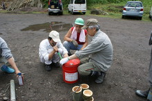 本格派・炭焼き体験・窯入れ（その１）_e0061225_12515024.jpg