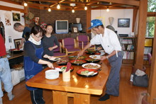 本格派・炭焼き体験・窯入れ(その2)_e0061225_1385931.jpg