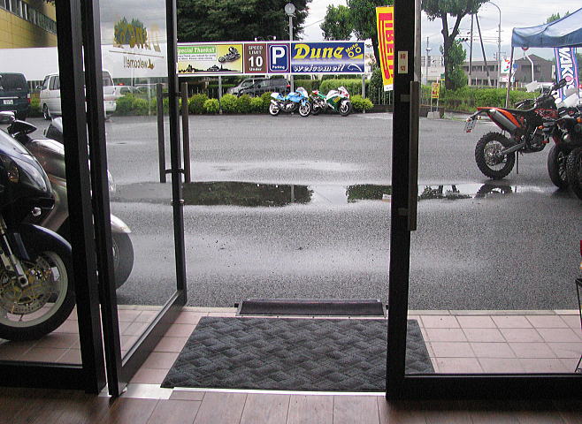 水溜りが消えた?_f0178858_18565264.jpg