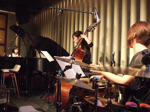 6/15の記 \"THE TOMOMI AZUMA TRIO HAND先行発売ライブ\"_f0042307_3345449.jpg