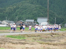北新庄小学校3年生の子供達が大豆の種蒔きをしました_e0061225_17123482.jpg