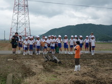 北新庄小学校3年生の子供達が大豆の種蒔きをしました_e0061225_17151150.jpg