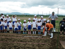 北新庄小学校3年生の子供達が大豆の種蒔きをしました_e0061225_17201828.jpg