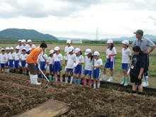 北新庄小学校3年生の子供達が大豆の種蒔きをしました_e0061225_172051.jpg