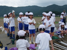 北新庄小学校3年生の子供達が大豆の種蒔きをしました_e0061225_1723060.jpg