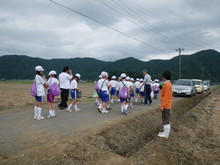 北新庄小学校3年生の子供達が大豆の種蒔きをしました_e0061225_1124610.jpg