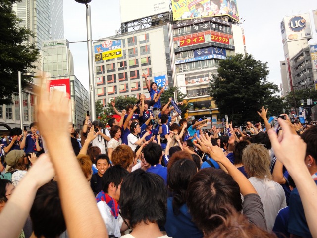 ブブゼラの笛の音が高鳴ったとき、日本にGL突破の朝がきた！　日本３－１デンマーク_a0024005_7322880.jpg