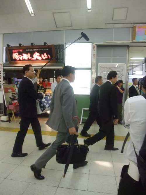 【甲府駅にて鳩山元首相と遭遇！！】_a0005436_1956632.jpg