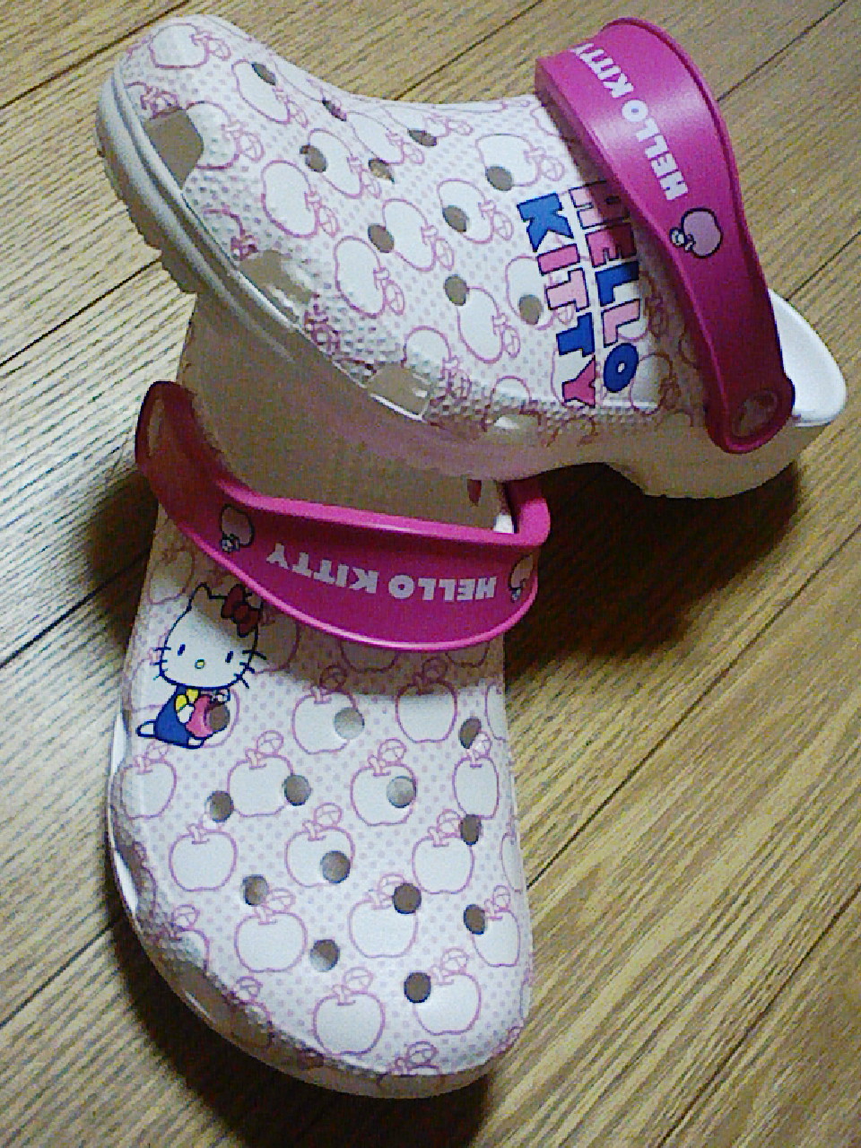 ハローキティ・クロックス　/　Hello Kitty Crocs_a0032004_1225930.jpg