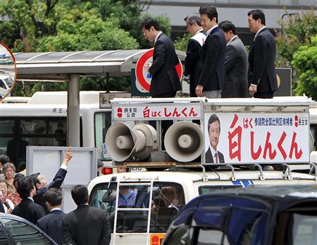 与謝野氏の胸ぐらを掴む民主党・末松義規衆議(53)。民主・白眞勲氏(51)鈴木寛文部科学副大臣(46)街頭演説で_d0164331_437389.jpg