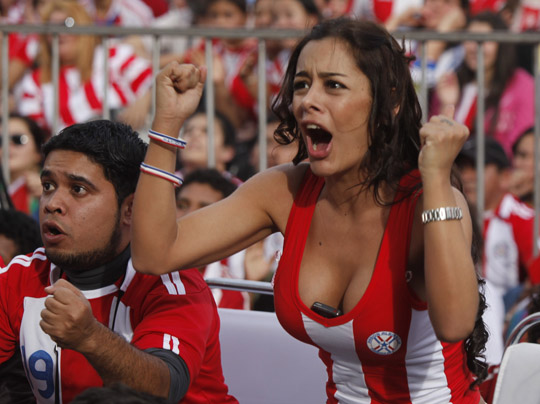 熱狂的サッカーファン パラグアイの携帯電話女 ット ボァ ヨ