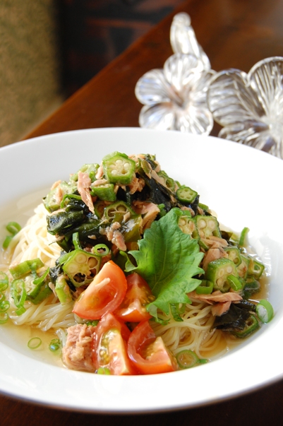 オクラとツナわかめの冷たい和風パスタ_d0104926_6175139.jpg