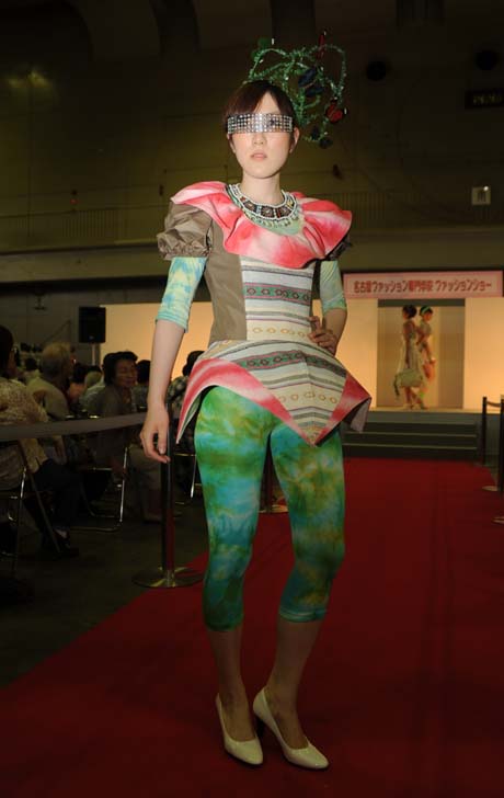 2010ハンドクラフトフェアで名古屋ファッション専門学校在校生のファッションショーが行われました。_b0110019_10491522.jpg