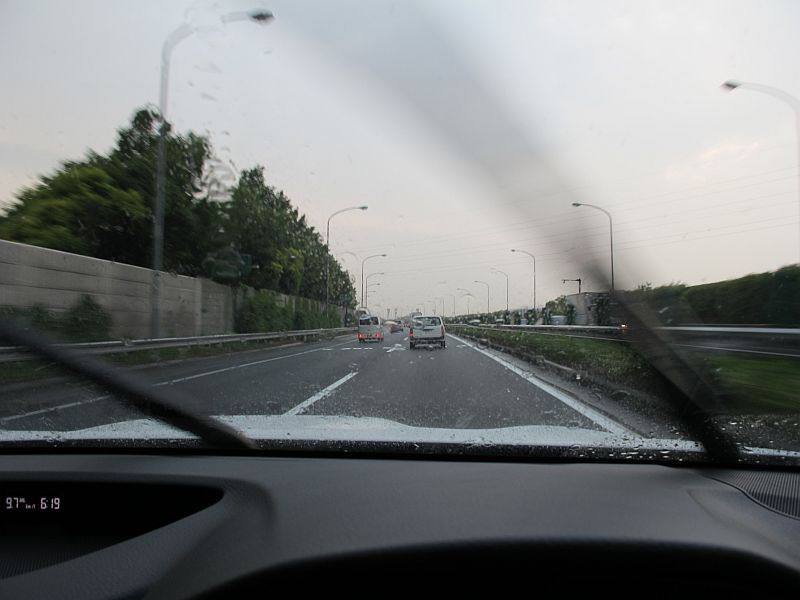 強引な「開発」と良い意味での「雨ざらし」_f0076731_22283034.jpg