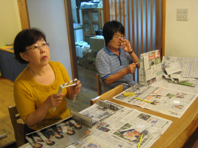 楽しくエコ!! 新聞バッグつくり_b0093221_21593471.jpg
