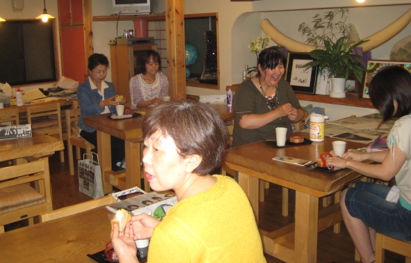 楽しくエコ!! 新聞バッグつくり_b0093221_2202997.jpg