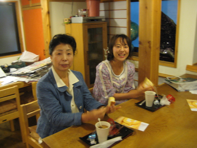 楽しくエコ!! 新聞バッグつくり_b0093221_2215145.jpg