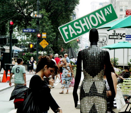 NYの歩道がファッションショーのステージに？　Sidewalk Catwalk_b0007805_22201583.jpg