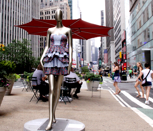 NYの歩道がファッションショーのステージに？　Sidewalk Catwalk_b0007805_22215746.jpg