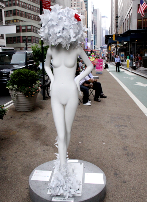 NYの歩道がファッションショーのステージに？　Sidewalk Catwalk_b0007805_22225174.jpg