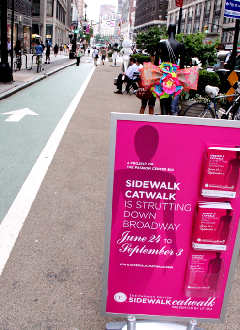 NYの歩道がファッションショーのステージに？　Sidewalk Catwalk_b0007805_041674.jpg