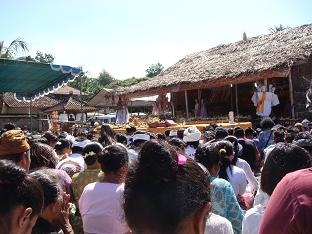 パダンバイで火葬式　その１　まずは礼拝まで_a0120328_17475027.jpg