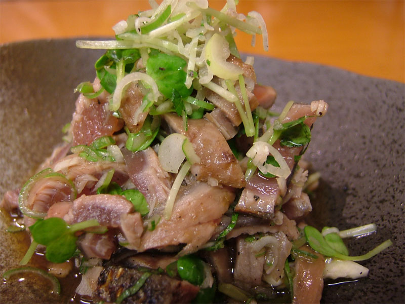 脂の乗った鰹の皮を!葱、カイワレ、シソ、生姜、今回はニンニクも混ぜ込みポンズをかけた鰹の皮のタタキ!_c0110051_0435399.jpg