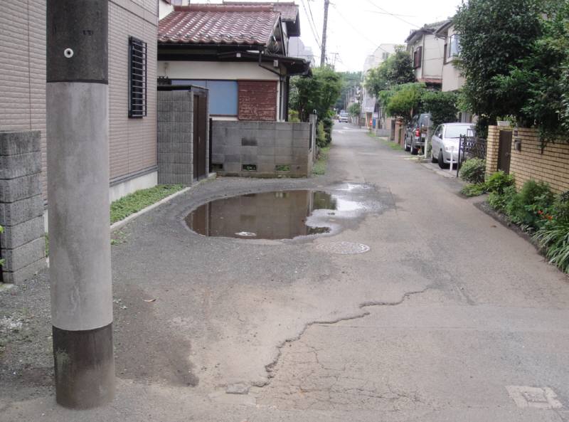 道路の水たまり_f0059673_22122129.jpg