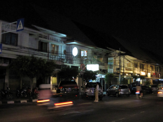 Jl.Cikini Raya...（ﾁｷﾆﾗﾔ通り）_a0142883_19323710.jpg