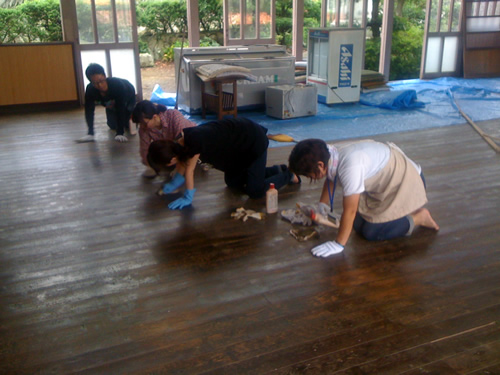 豊島唐櫃の公堂の床磨きと修理をする藤島八十郎 藤浩志report