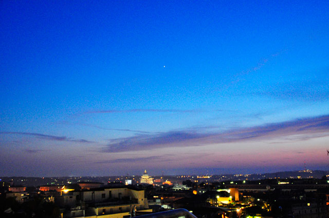 炎暑のローマの夜景を前に_a0031363_19161550.jpg