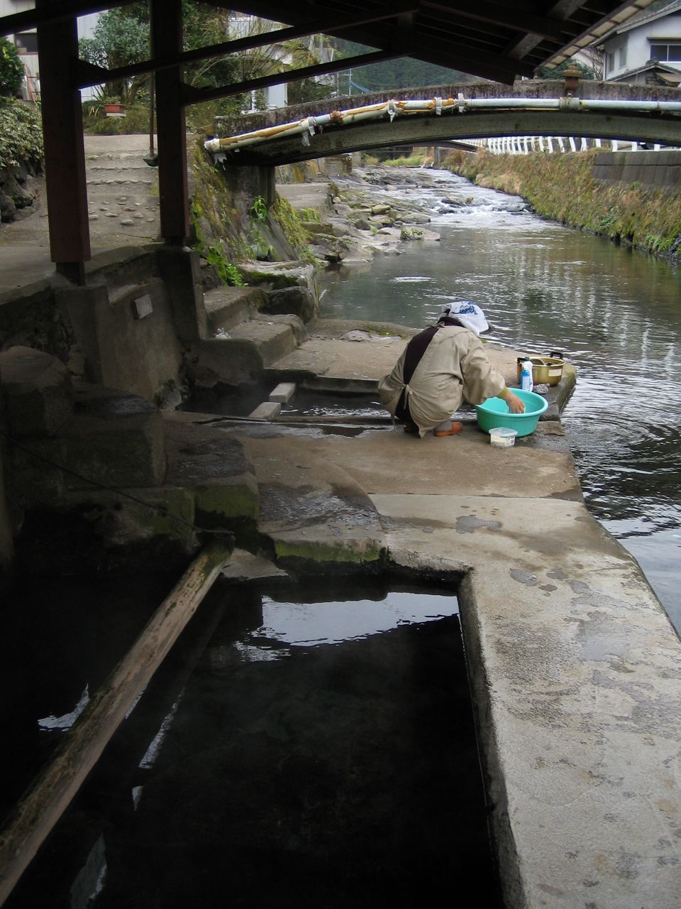 満願寺温泉の川湯 海風に吹かれて