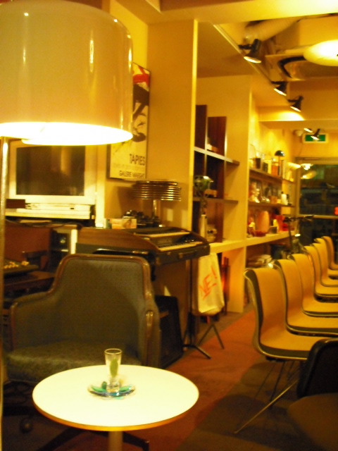 FUTURO Cafe/Antiques とは_f0004336_0183174.jpg