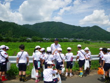 三つの小学校の子供達が大豆の土寄せをしました_e0061225_16535343.jpg