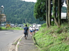 三つの小学校の子供達が大豆の土寄せをしました_e0061225_1744031.jpg
