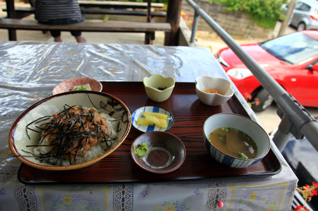 古宇利島「民宿しらさ」で生ウニ丼_b0049152_19323441.jpg