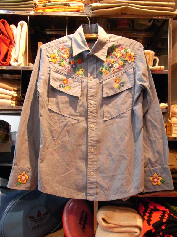 70\'s CHAMBRAY SHIRT FLOWER--RECOMMEND--_c0176867_212952100.jpg