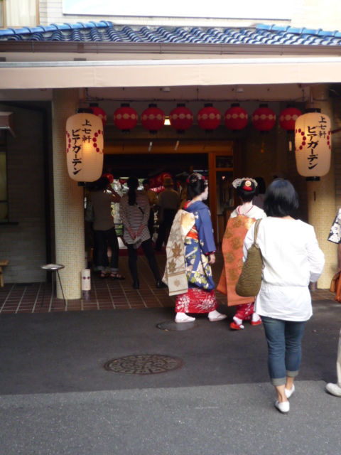 可愛い舞妓さんの姿も・上七軒ビアガーデン_f0181251_14171850.jpg