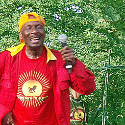 監獄に座りこんで Jimmy Cliff at Central Park_d0136354_059457.jpg