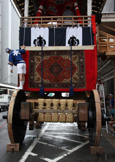 祇園祭　　長刀鉾飾り付け　　７月１３日_a0046000_14385282.jpg