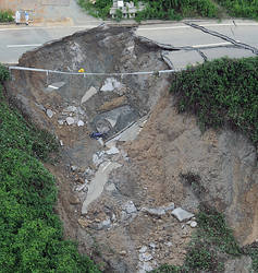 和歌山・橋本　大雨で農道崩落_e0187064_22494774.jpg