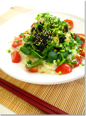 今日のお昼は、アボカドと海苔の佃煮の稲庭うどん。_b0157575_12142180.jpg