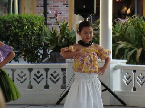 Hula at Queens\'　Market_e0033156_17494652.jpg