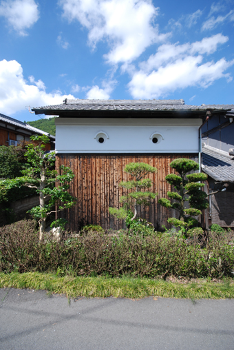 北播磨の蔵の開口部は小さくて丸い。その1。_c0195909_1973645.jpg
