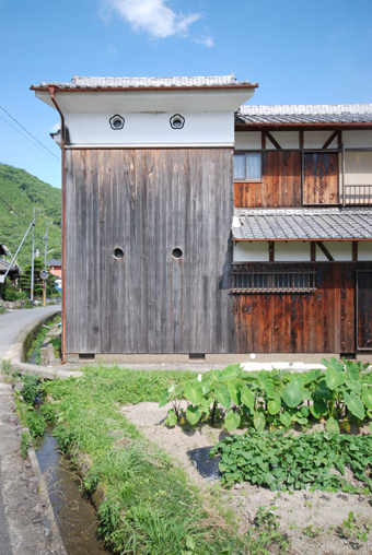北播磨の蔵の開口部は小さくて丸い。その1。_c0195909_1975958.jpg