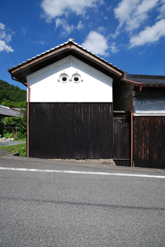 北播磨の蔵の開口部は小さくて丸い。その1。_c0195909_1981643.jpg